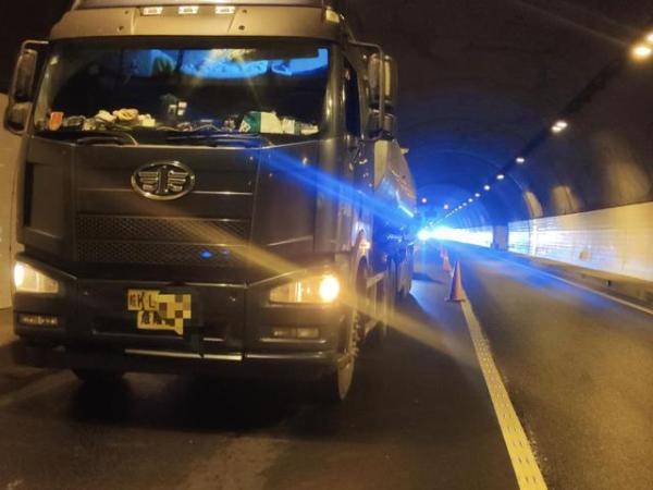 危化品车隧道内抛锚，司机淡定自修，监控天眼及时发现消隐患