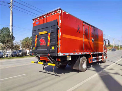 东风柳汽6.6米腐蚀性物品厢式运输车 尾部搭载凯卓立液压尾板的卓越之选